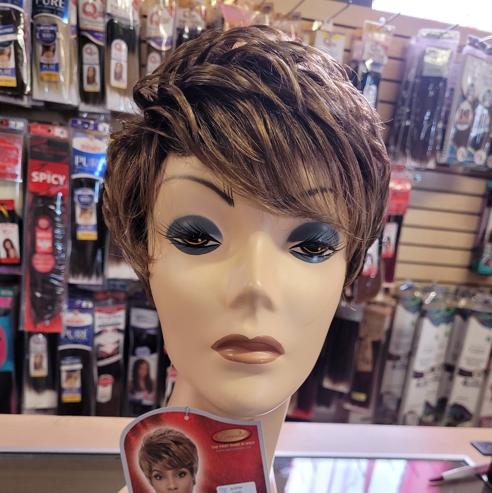 Brand new vanessa wig austin color sand